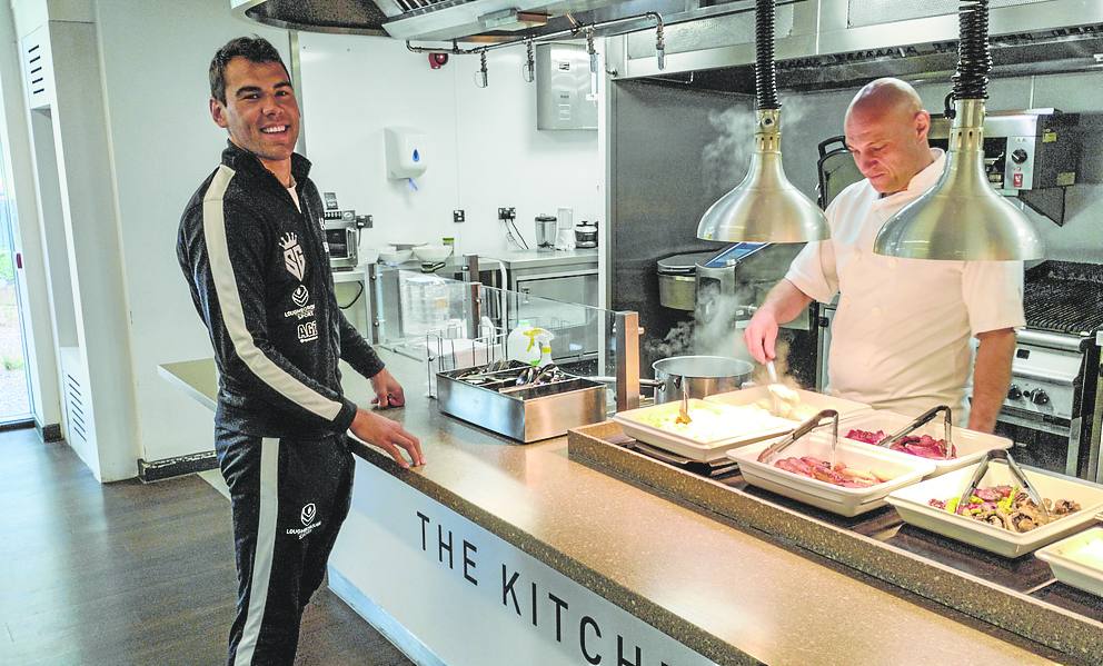 Sergio García acude a los fogones del hotel, donde le espera Eugene, con comida «limpia y sana». Allí desayuna, come, cena y comparte mesa con deportistas.