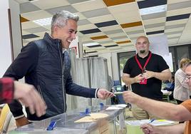 Zuloaga, en el momento de votar en su colegio de Bezana.