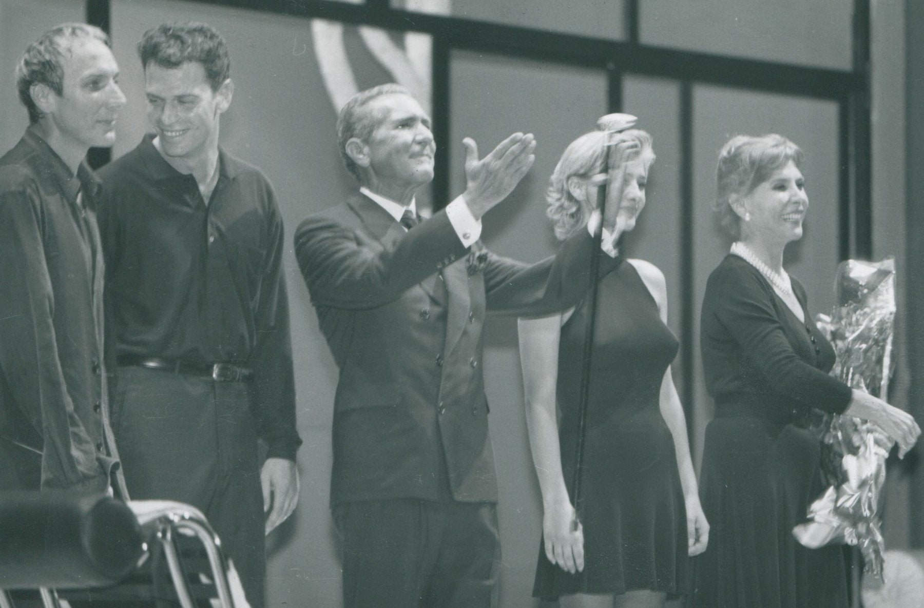 Estreno en el Coliseum en 1994. Eusebio Poncela, Carlos Lozano, Antonio Gala, Amparo Larrañaga y María Luisa Merlo saluda al público tras representar 'Los bellos durmientes'.