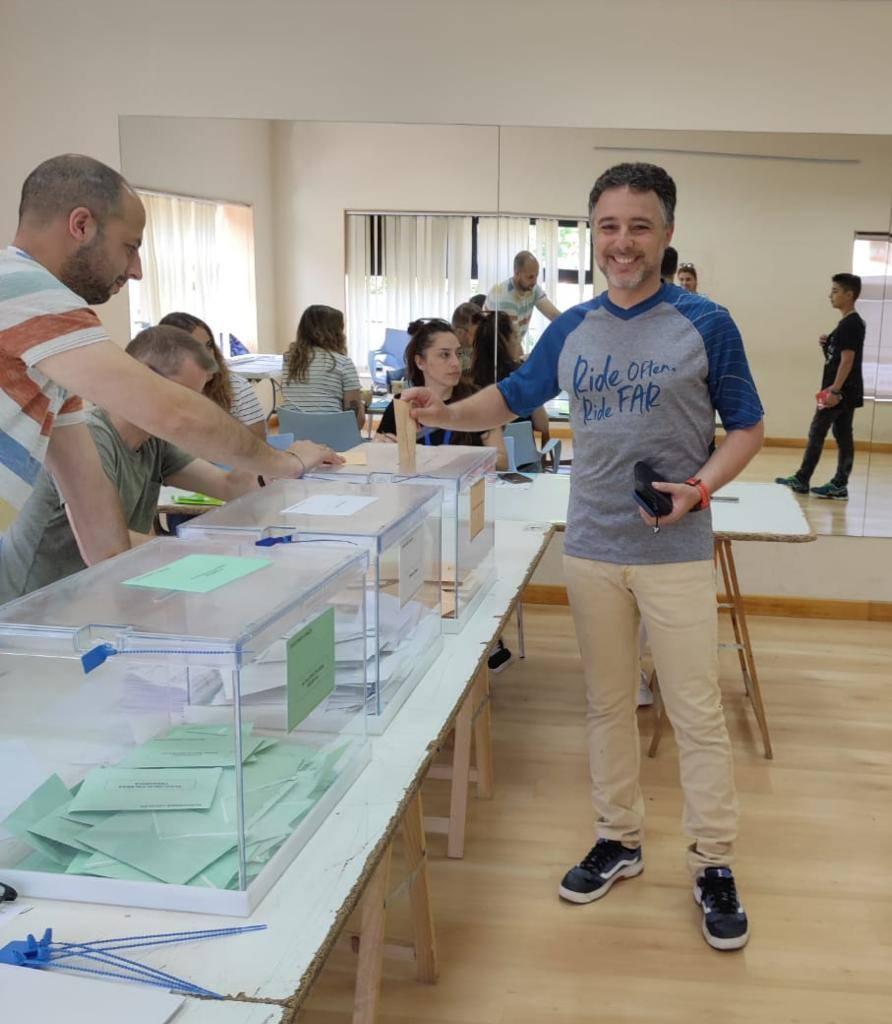 El candidato autonómico de Verdes Equo Cantabria, Sergio Peña, ha votado esta mañana en Vioño