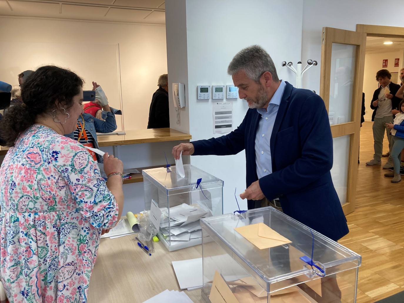 El candidato de Ciudadanos a la Alcaldía de Santander, Javier Ceruti, ha afirmado este domingo, tras acudir a su colegio electoral en el Centro Cultural Doctor Madrazo, que «todo voto es útil: que nadie se quede en casa creyendo lo contrario y animo a todo el mundo a que vote».