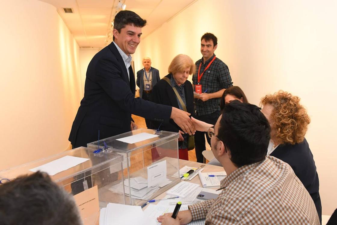 El candidato socialista a la Alcaldía de Santander, Daniel Fernández, ha sido de los más madrugadores en depositar su voto este 28M, a las 9.15 en el Centro Cultural Doctor Madrazo, donde se ha mostrado «muy ilusionado» porque cree que «hoy será un día histórico» para la ciudad.