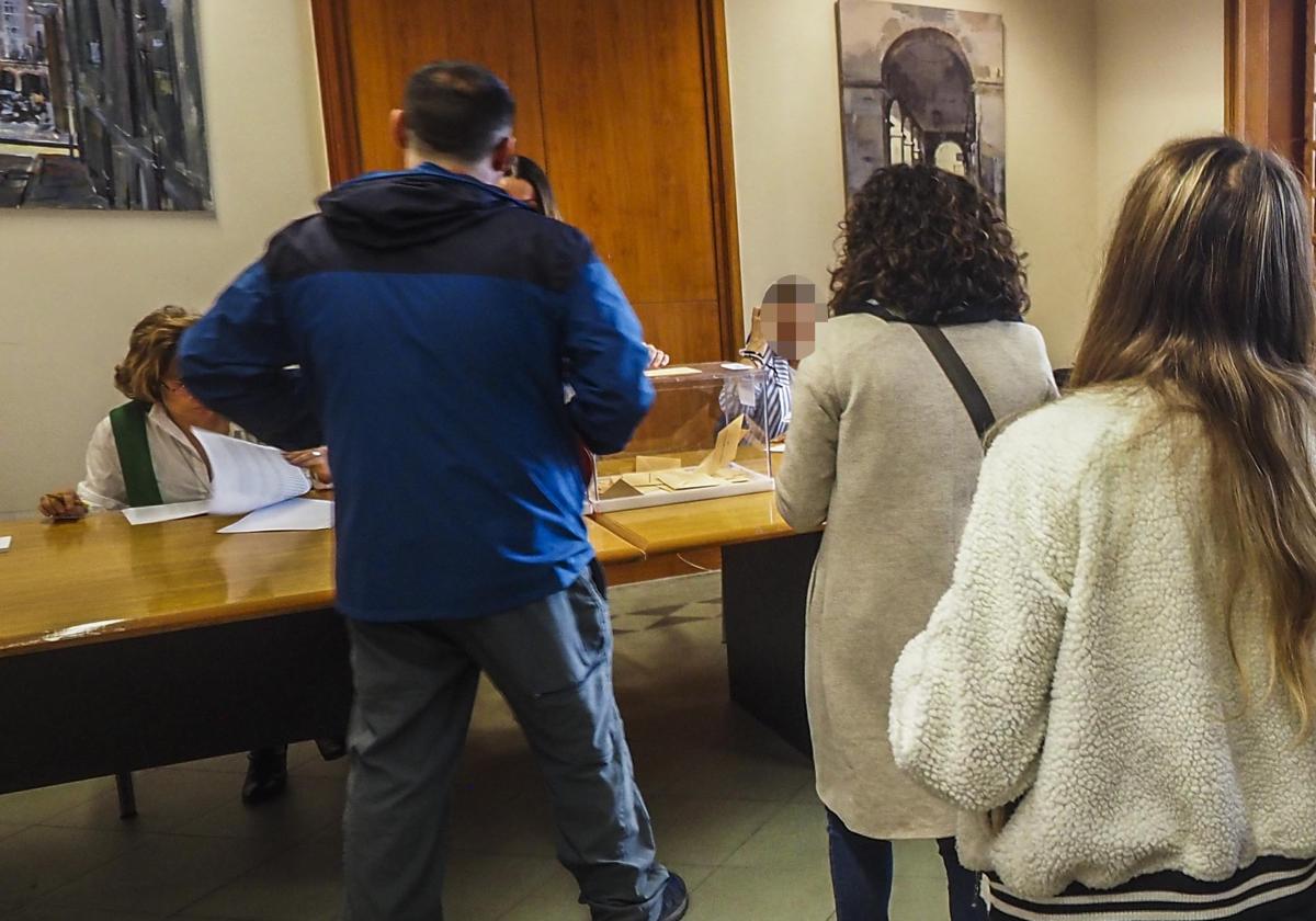 Votantes en una mesa electoral de Cantabria