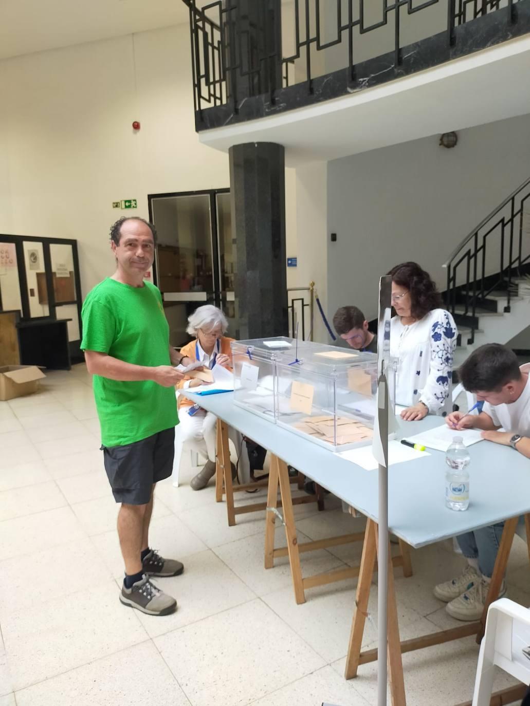 Gabriel Moreno, candidato de Verdes Equo a la alcaldía de Santander, votó esta mañana, a las 9.20 horas, en el ayuntamiento de la ciudad.