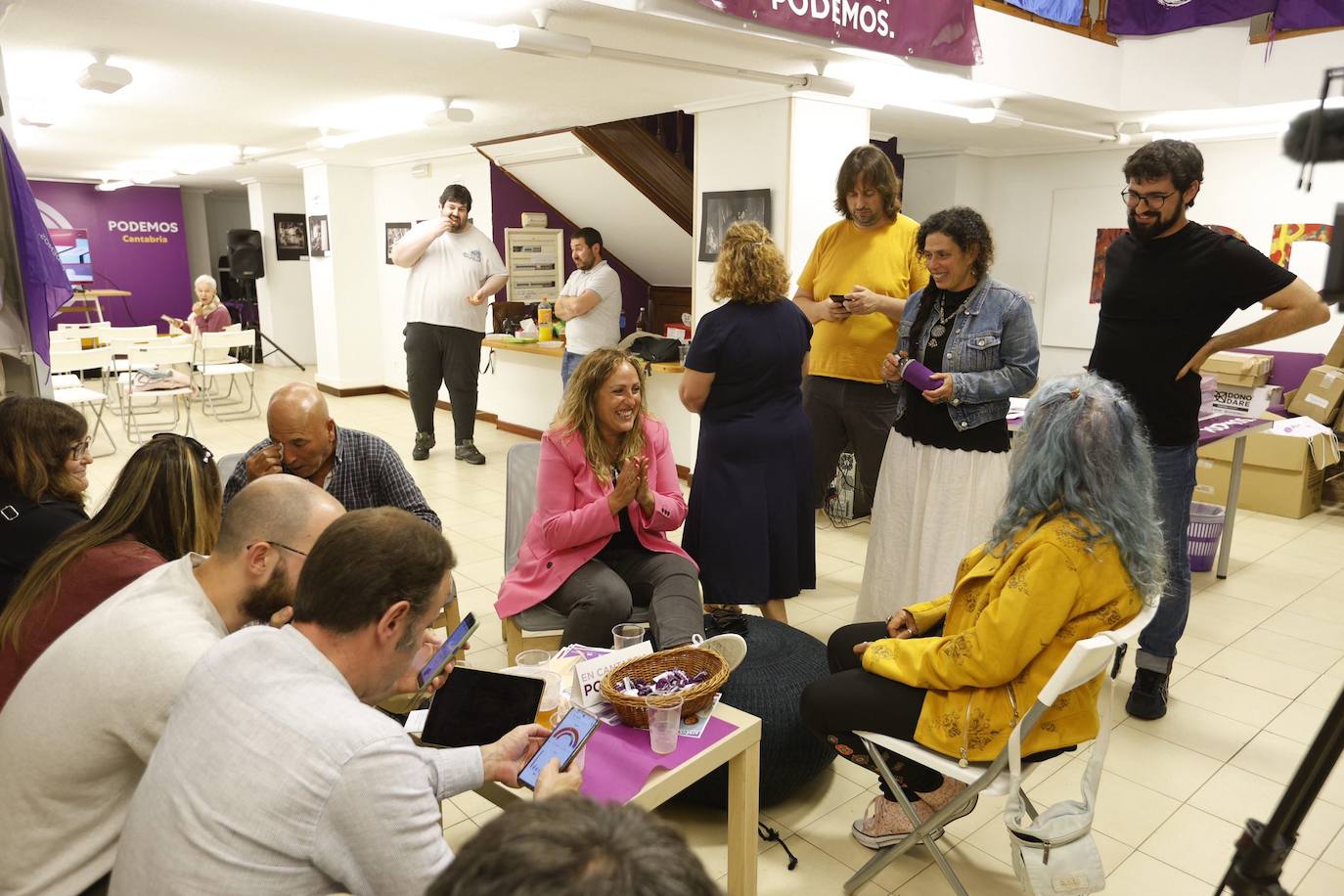 La cabeza de lista, Mónica Rodero, y la número dos, Carmen Martín, con su equipo en pleno seguimiento de la jornada electoral.