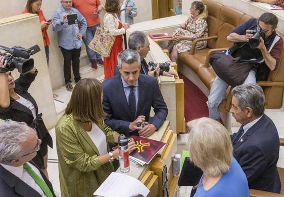 Diputados regionales en el Parlamento cántabro.