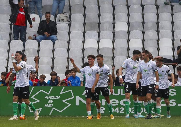 Los jugadores del Racing celebra el tempranero gol de Mario García.