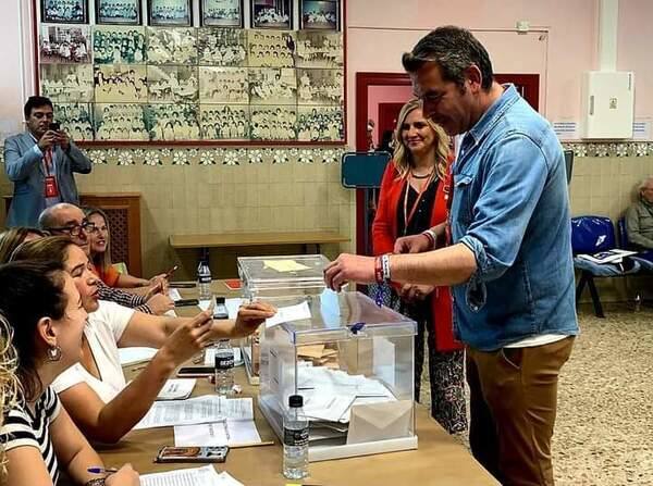 El actual alcalde y candidato socialista en Santoña, Sergio Abascal, ejerce su derecho al voto acompañado de la diputada Noelia Cobo. 