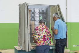 Dos electores votan, esta mañana, en Renedo de Piélagos.