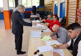 Javier Gómez vota en una de las mesas instaladas en el municipio.