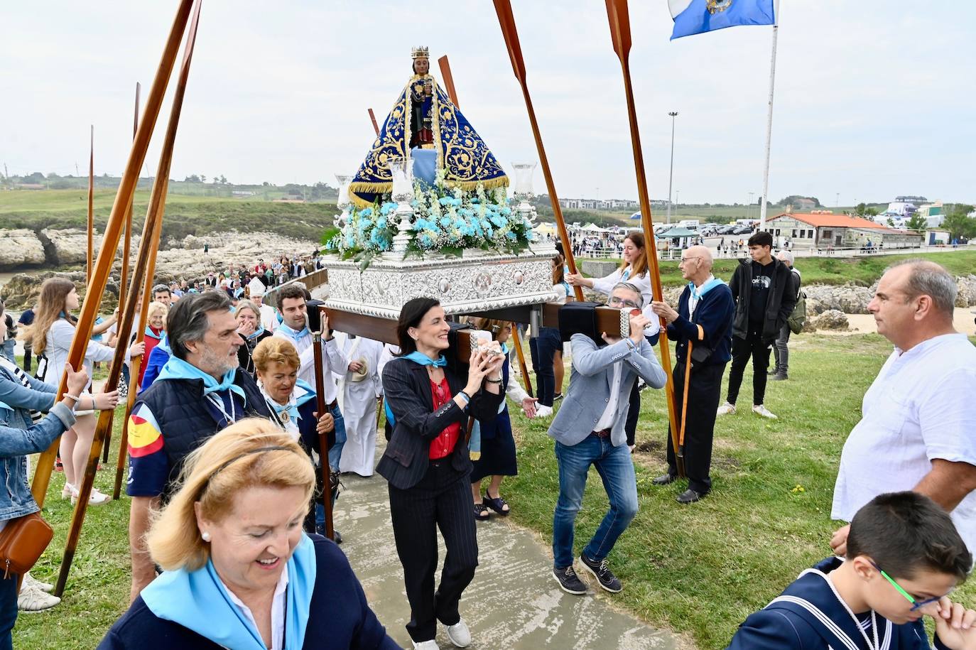 La procesión llegó a la isla de la Virgen del Mar pasadas las 11.30 horas. 