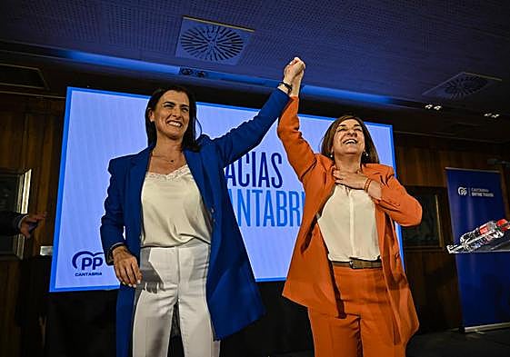 Buruaga abraza a Igual, que se emocionó con su mayoría absoluta en Santander.