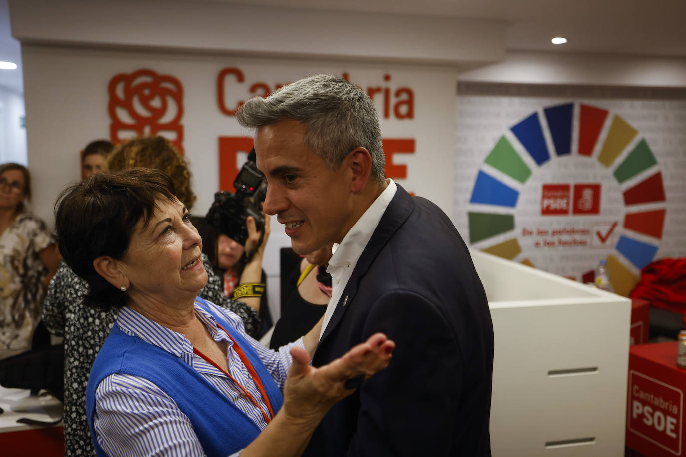 Rosá Inés García consuela a Zuloaga.