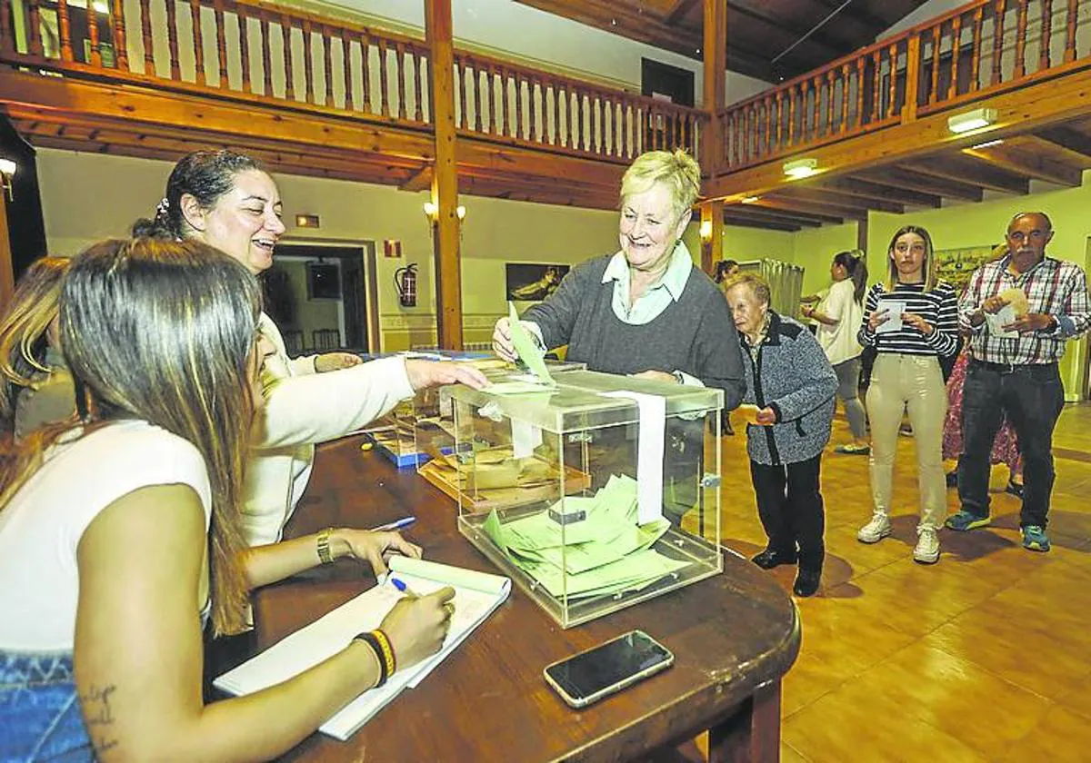 Votaciones en la Casa de Cultura de Reocín.