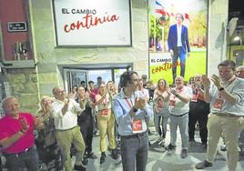 Javier Fernández Soberón, el único alcalde de Ciudadanos en Cantabria, celebra con los suyos su mayoría absoluta.