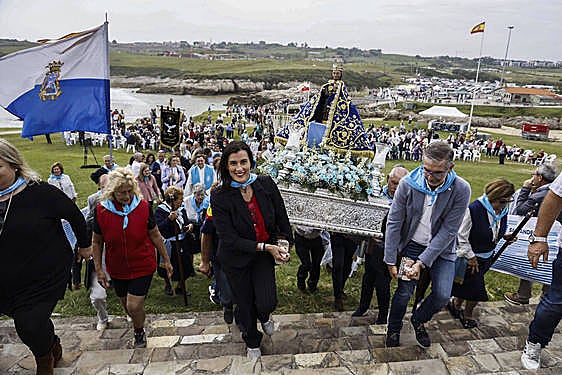 Los miembros de la corporación municipal devuelven a la Virgen del Mar a la ermita