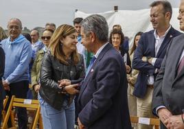 María José Sáenz de Buruaga saluda a Revilla en la fiesta de la Virgen del Mar.