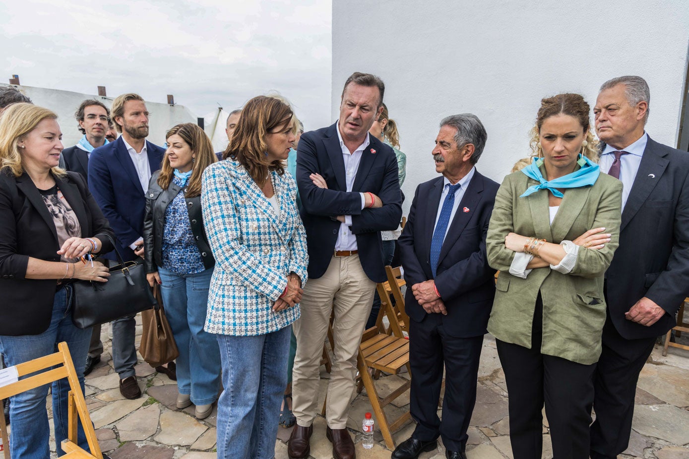 De Izqueirda a derecha, María José González Revuelta (PP), Felipe Piña (PRC), María José Sáenz de Buruaga(PP), Paula Fernández (PRC), Guillermo Blanco (PRC), Miguel Ángel Revilla (PRC) y Ainoha Quiñones (PSOE)