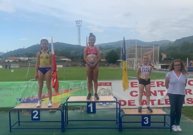 Lola Tresgallo (centro), Nuria Portilla (CDE Trasmiera) y Valeria Frecautan (derecha), en el podio de los 500 metros.