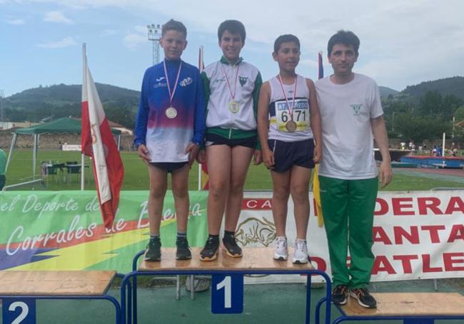 Los tres primeros clasificados en la prueba de lanzamiento de peso sub12 junto al entrenador del España de Cueto.