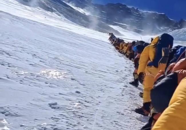 Caravana de montañistas en el Everest.