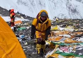 Imagen tomada por un sherpa, con multitud de basura en el Everest.