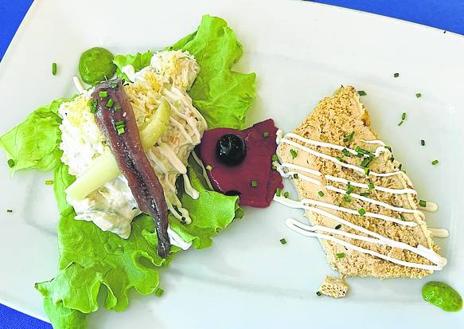 Imagen secundaria 1 - A la izquierda, Eensaladilla y puding de cabracho. A la derecha, mousse de limón. 