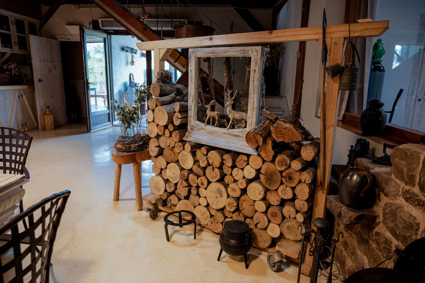 Leña apilada para la chimenea de la bodega.