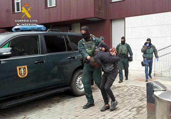 Momento en el que los agentes de la Guardia Civil detuvieron a los presuntos autores de los hechos.