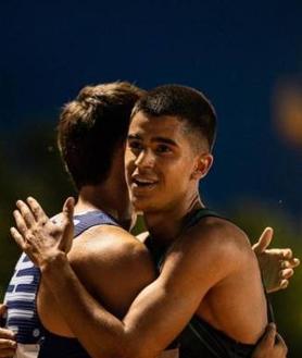 Imagen secundaria 2 - Arriba, un momento de la carrera celebrada en Andújar, con la liebre tirando del grupo. Abajo, 'Moha' Attaoui se abraza con otro atleta tras la prueba jienense.