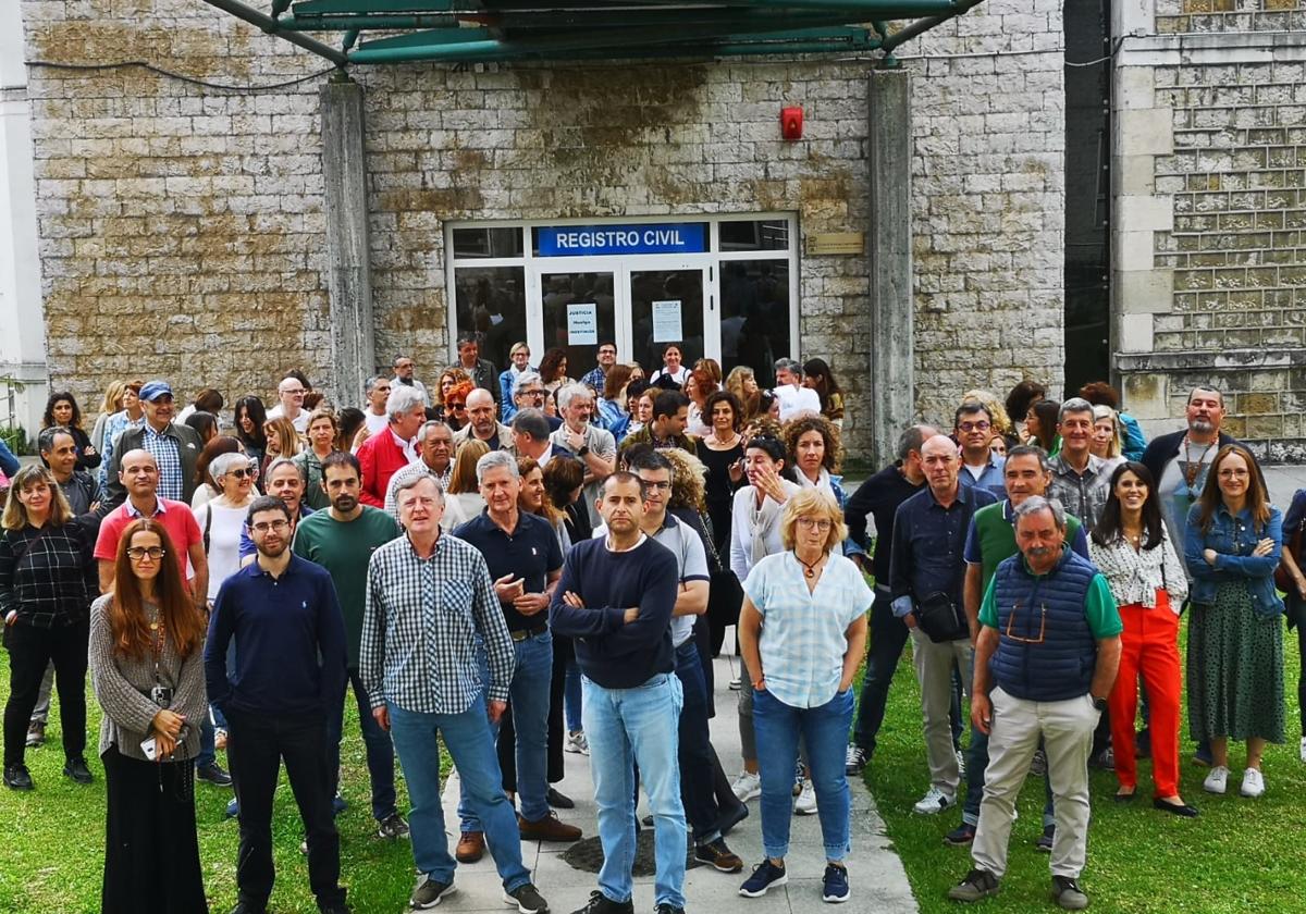 Imagen del personal de la Administración de Justicia de Cantabria destinado en el Complejo Judicial de Las Salesas tras la celebración de una asamblea informativa