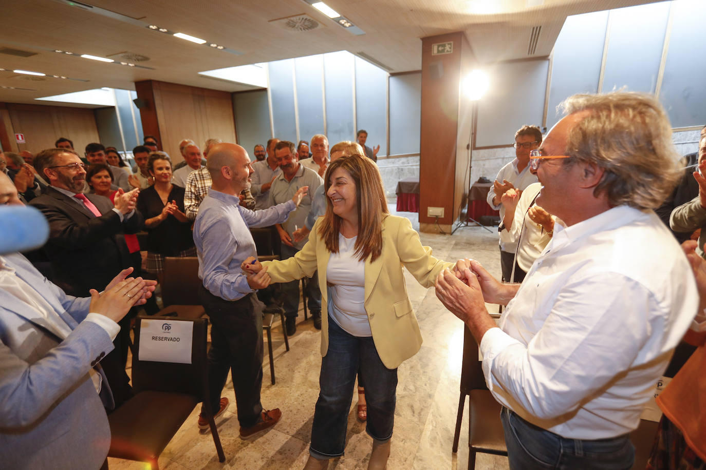 Miembros de la Junta Directiva del PP cántabro aplauden a María José Sáenz de Buruaga a su llegada a la reunión