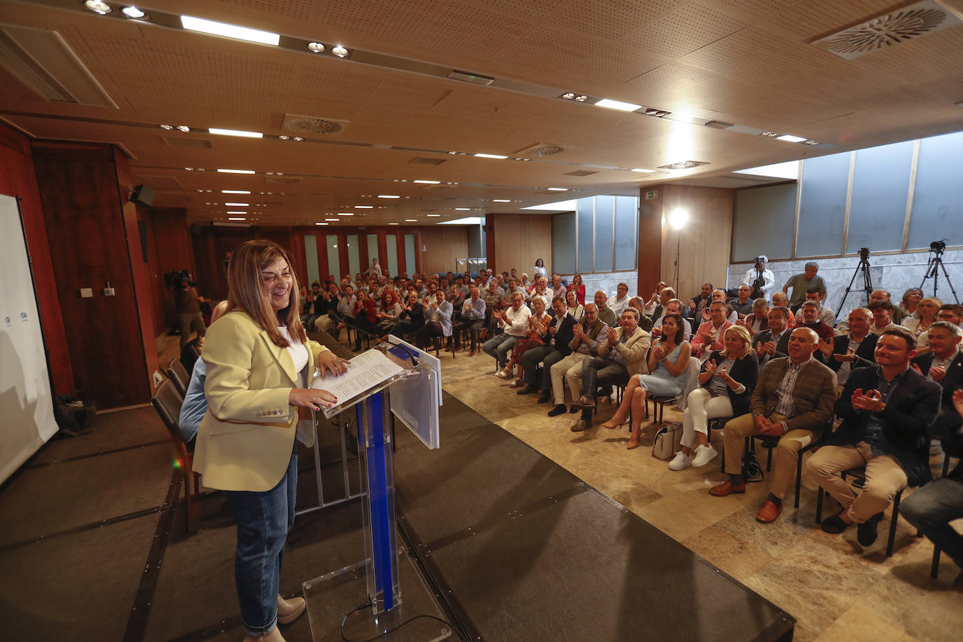 Buruaga aseguró ante un público entregado que este viernes llamará al presidente de Cantabria, Miguel Ángel Revilla, para negociar el acuerdo.