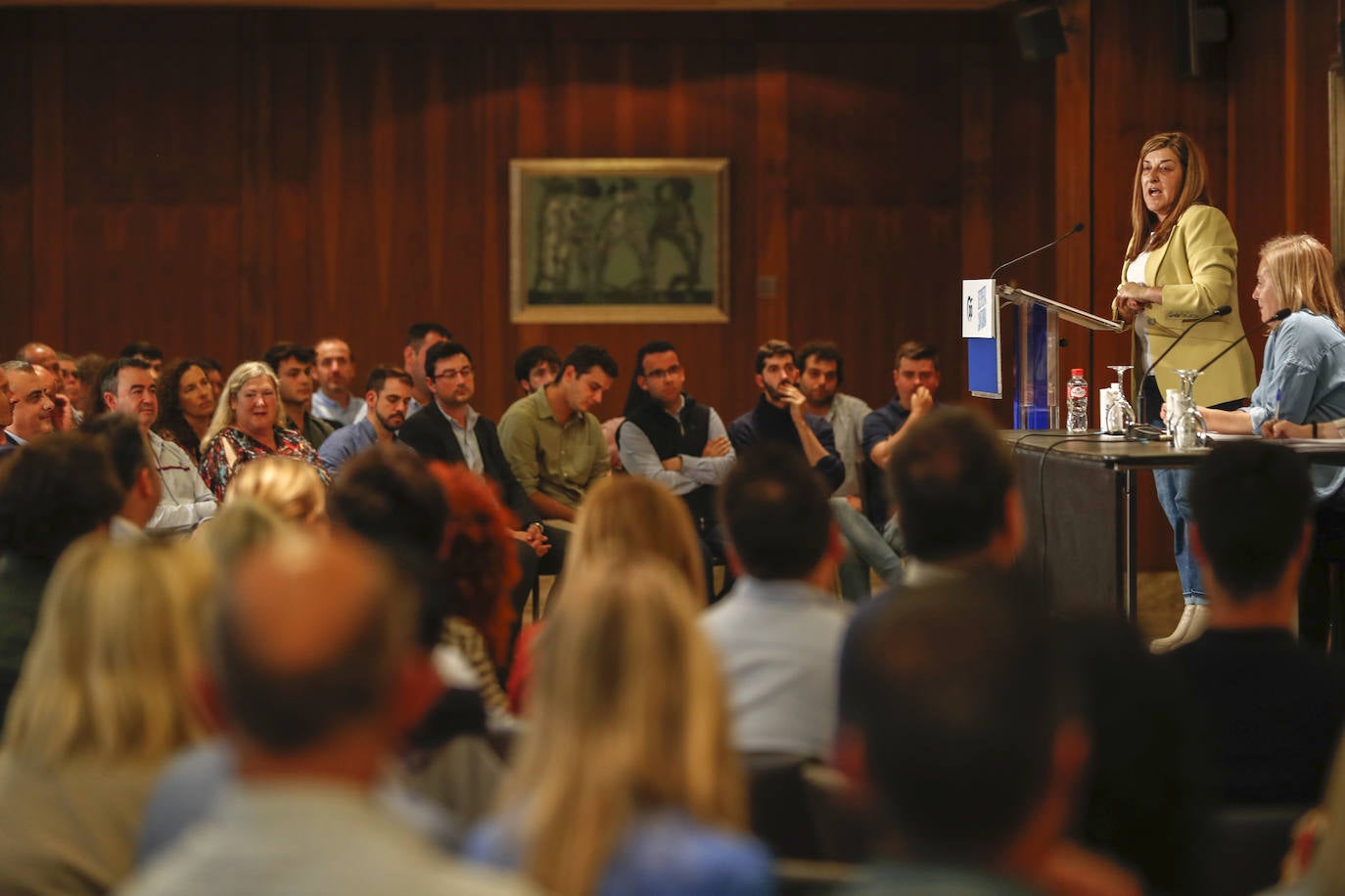 La presidenta del PP en Cantabria, María José Sáenz de Buruaga, durante su intervención ante los más de 200 espectadores en el Hotel Santemar.