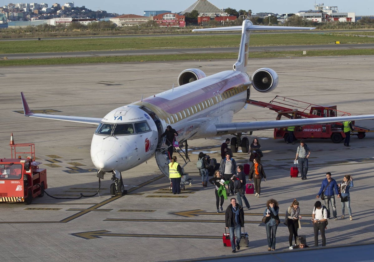 Un avión de Air Nostrum en la plataforma del Seve.