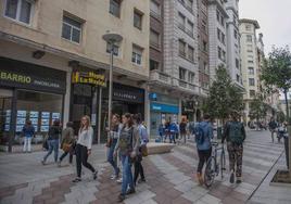 Imagen de archivo de una calle comercial de Santander.