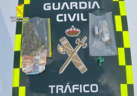 Bolsas con la droga que llevaba encima el conductor al que los agentes de la DGT dio el alto en un control de tráfico rutinario.