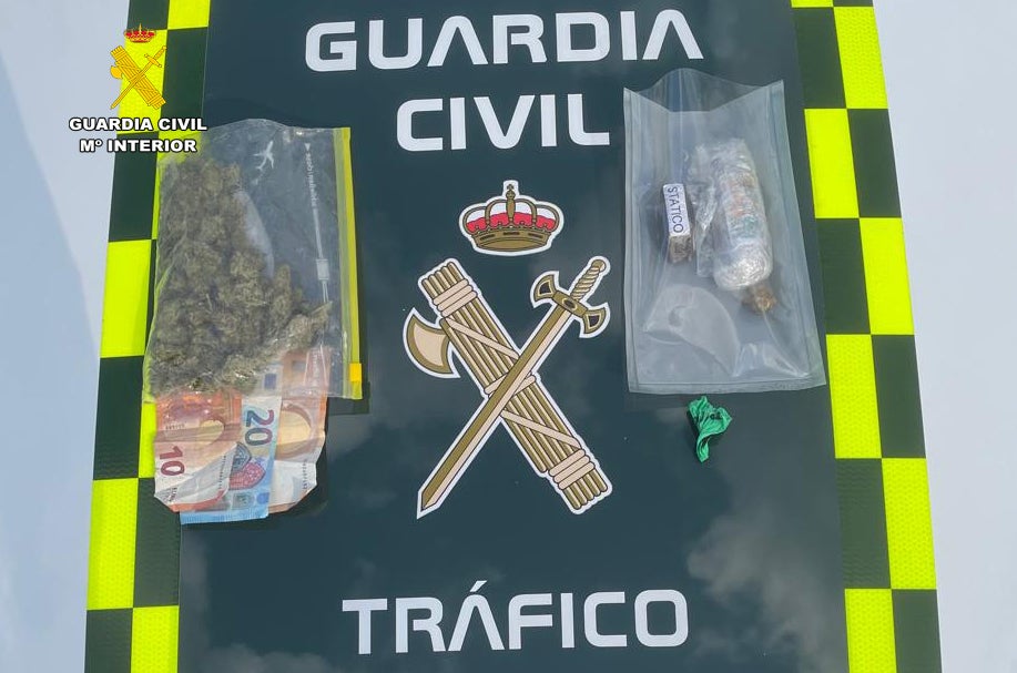 Bolsas con la droga que llevaba encima el conductor al que los agentes de la DGT dio el alto en un control de tráfico rutinario.