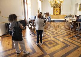 Vecinos esperando para votar en una de las mesas electorales de Santoña.