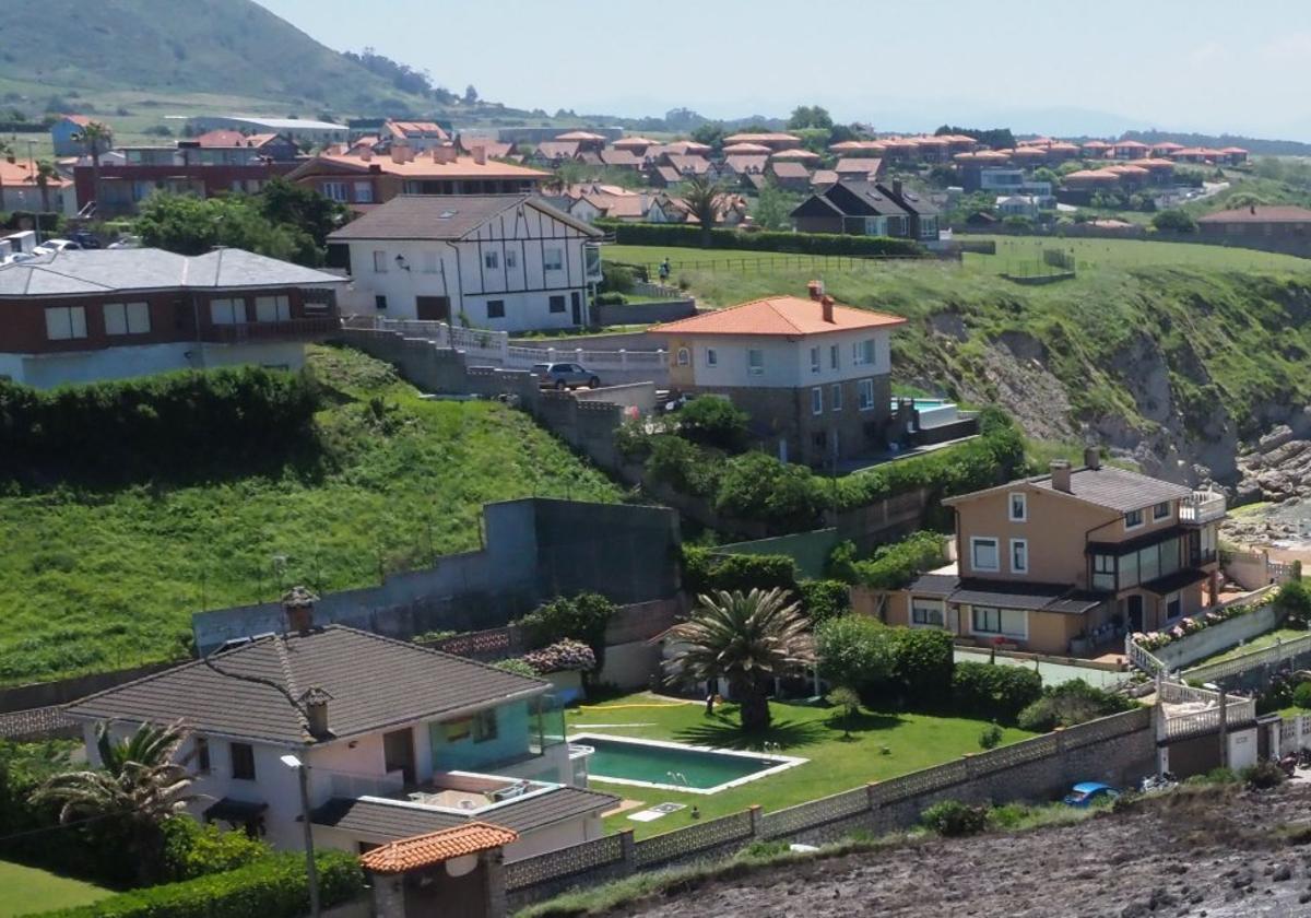 Imagen de las casas que se encuentran junto a la playa de Portio, en Liencres.