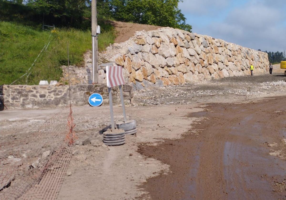 Operarios trabajan con máquinas sobre el vial en cuestión.