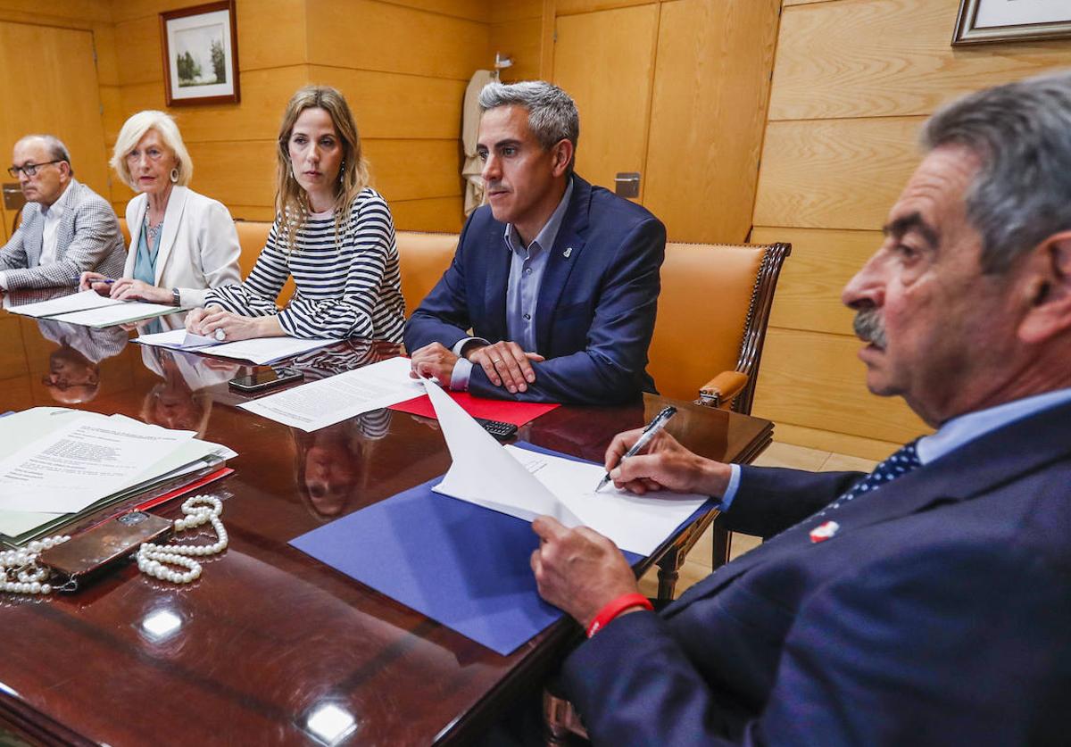 Miguel Ángel Revilla,Pablo Zuloaga, Jezabel Morán, Marina Lombó y Francisco Javier López Marcano, ayer, en la reunión del Gobierno.