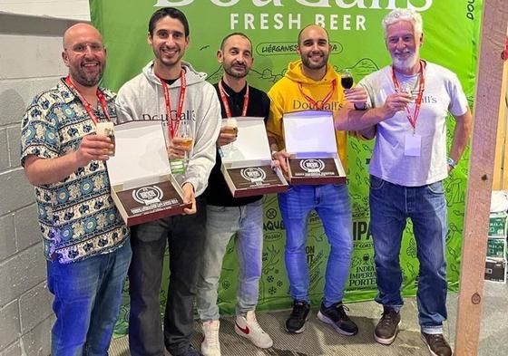 Kike Cacicedo y Andrew Dougall, junto con los miembros de su equipo que recogieron los trofeos en Barcelona: Juanjo Fernández, Ángel 'Quini' Gutiérrez y Víctor Roldán.