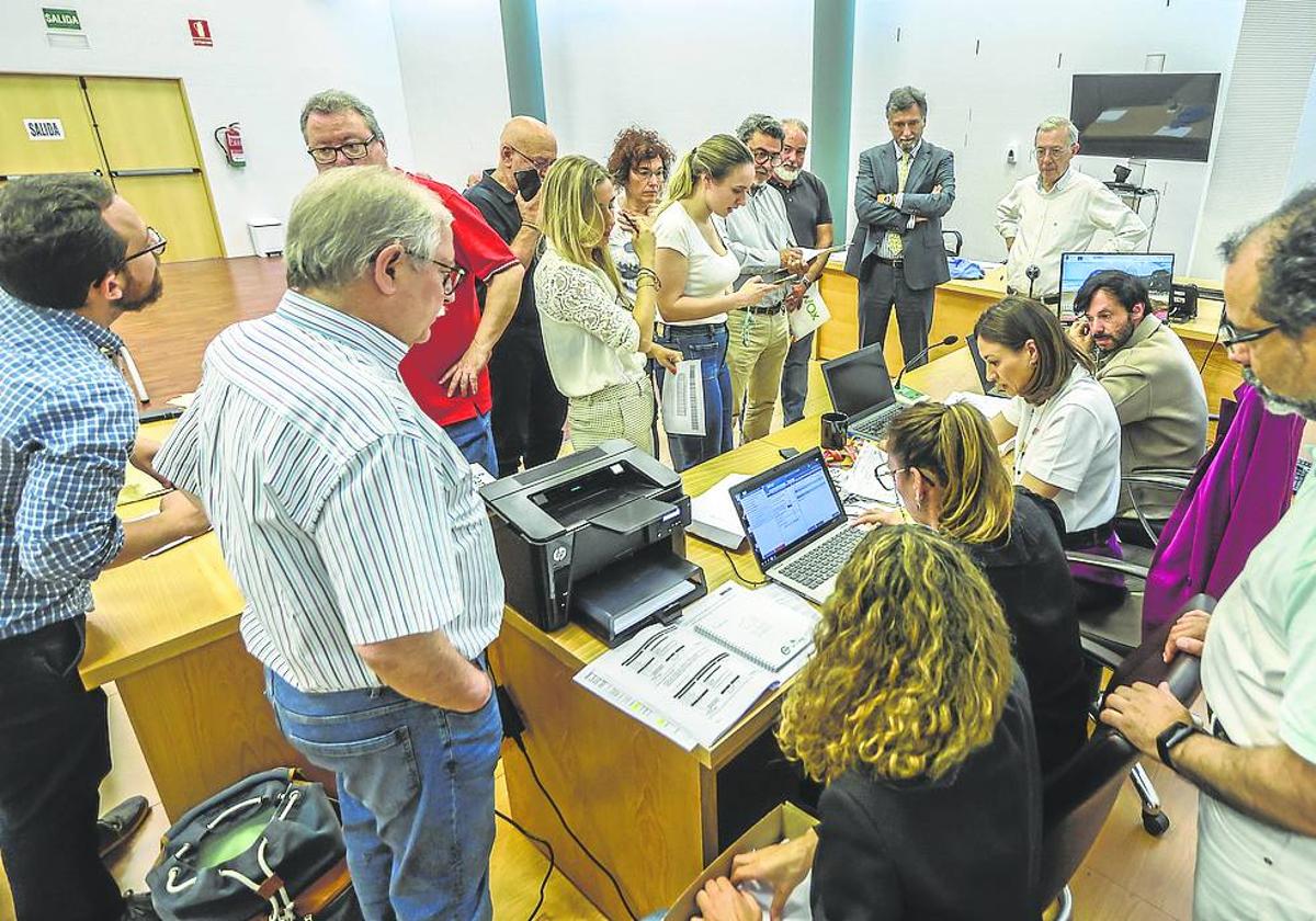 Representantes de los partidos en el recuento de la Junta Electoral de Torrelavega