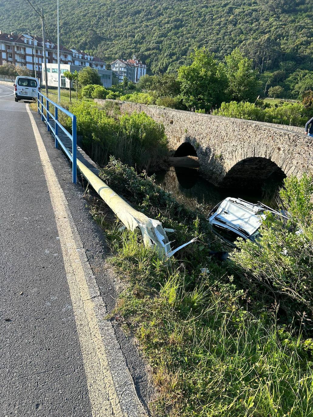 El coche acabó en el riachuelo, muy cerca del puente romano