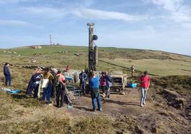 Los expertos realizan un sondeo geométrico en el futuro parque eólico 'El Escudo', próximo al yacimiento arqueológico.