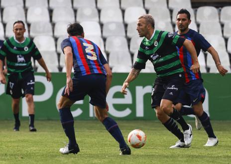 Imagen secundaria 1 - Amavisca, Estebaranz y Colsa celebran uno de los goles. Óscar Serrano conduce el balón y Munitis, de blanco, se dispone a golpear la pelota.