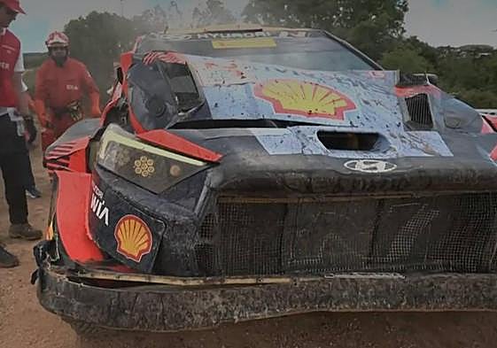El Hyundai de Sordo, tras el accidente en el tercer tramo de ayer del Rally de Cerdeña.