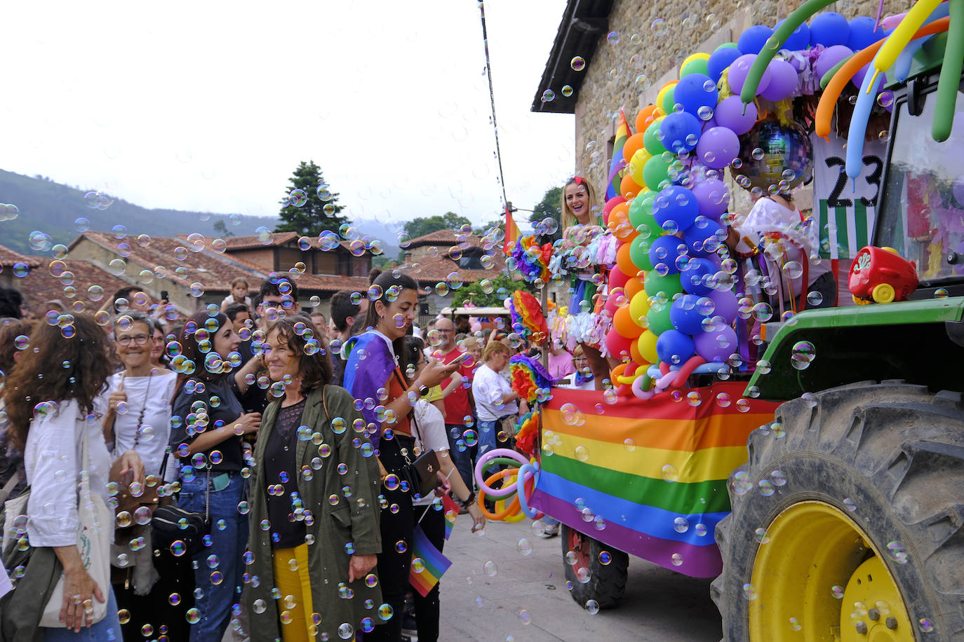 Pompas, globos y mucho color entre el público.