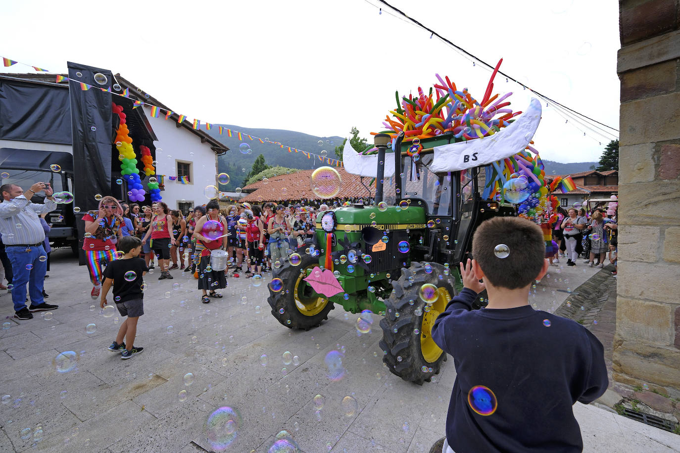 La carroza que capitanea el desfile entrando en la plaza.